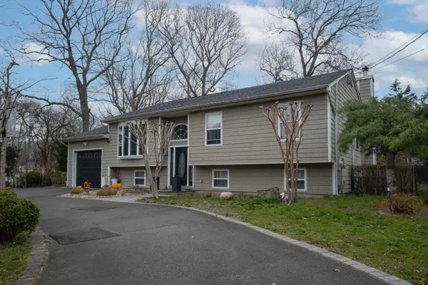 131 Clinton Ave, Mastic, NY 11950-3117