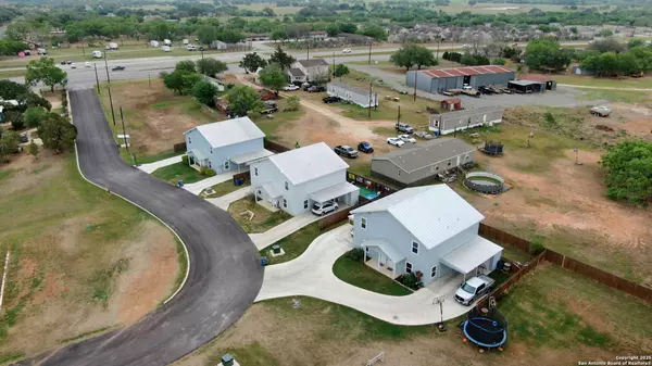 201 lantana, Floresville, TX 78114