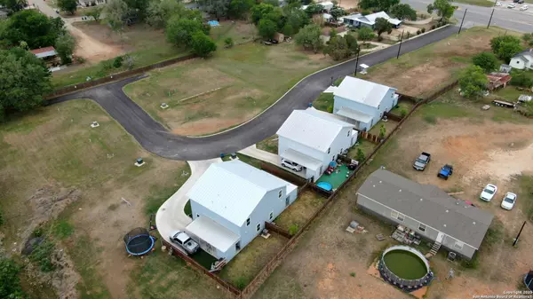 201 lantana, Floresville, TX 78114