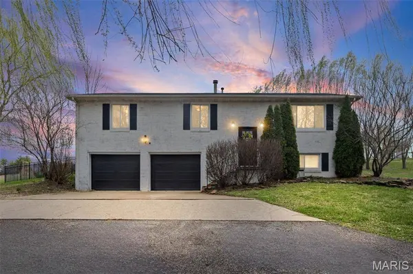 319 E Ingle DR, Glen Carbon, IL 62034