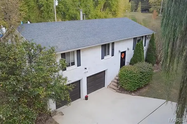 319 E Ingle DR, Glen Carbon, IL 62034