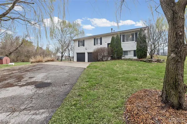 319 E Ingle DR, Glen Carbon, IL 62034