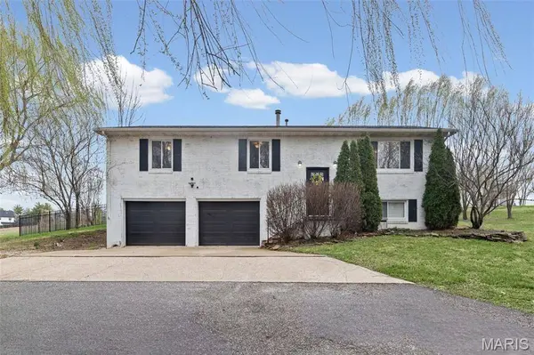 319 E Ingle DR, Glen Carbon, IL 62034