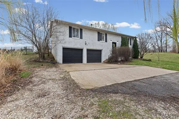 319 E Ingle DR, Glen Carbon, IL 62034