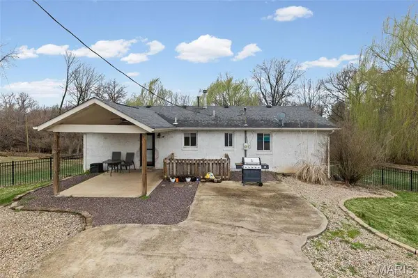 319 E Ingle DR, Glen Carbon, IL 62034
