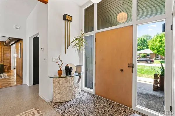 605 Dolphin DR W, Highland, IL 62249