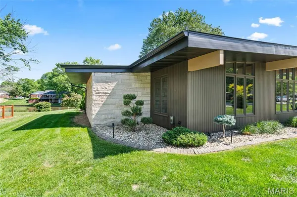 605 Dolphin DR W, Highland, IL 62249