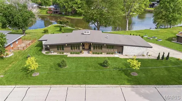 605 Dolphin DR W, Highland, IL 62249