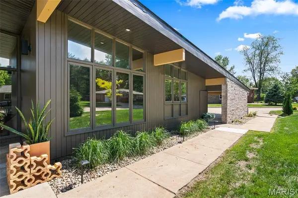 605 Dolphin DR W, Highland, IL 62249