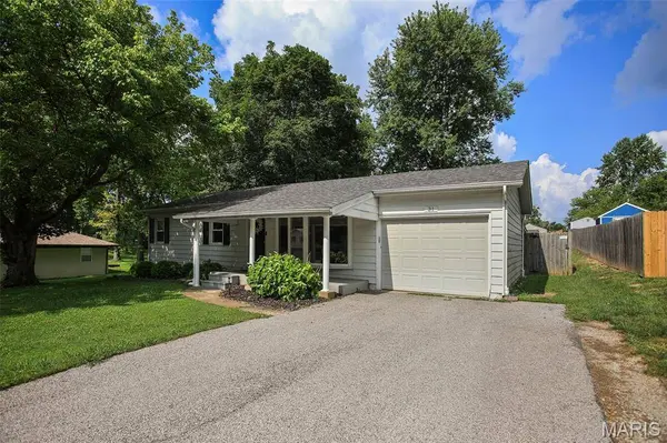 31 Grainey DR, Glen Carbon, IL 62034