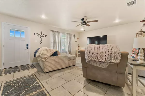 622 Powers Street, Lacy Lakeview, TX 76705