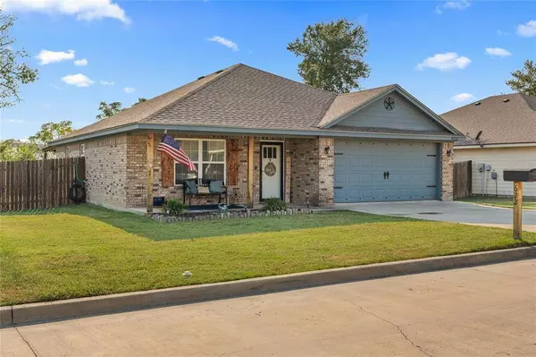 622 Powers Street, Lacy Lakeview, TX 76705