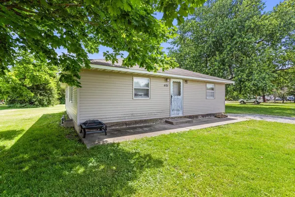 401 Woodworth DR, Tolono, IL 61880