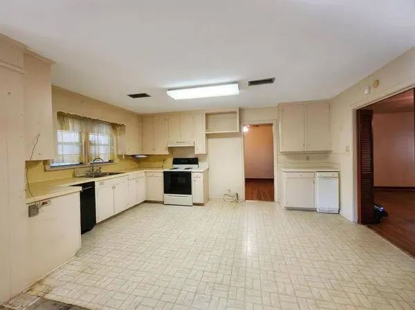 1894 Shady Lane, Shreveport, LA 71118