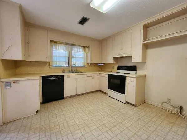1894 Shady Lane, Shreveport, LA 71118
