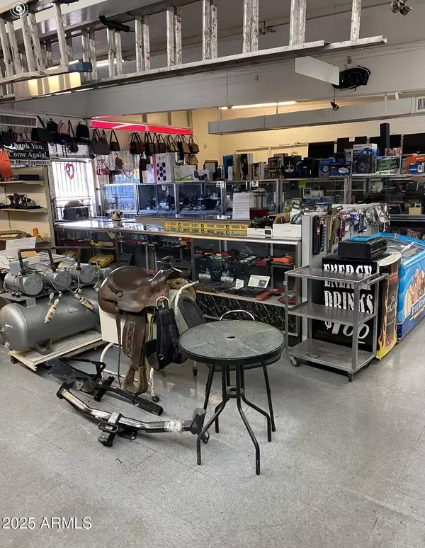 555 N COUNTRY CLUB Drive, Mesa, AZ 85201