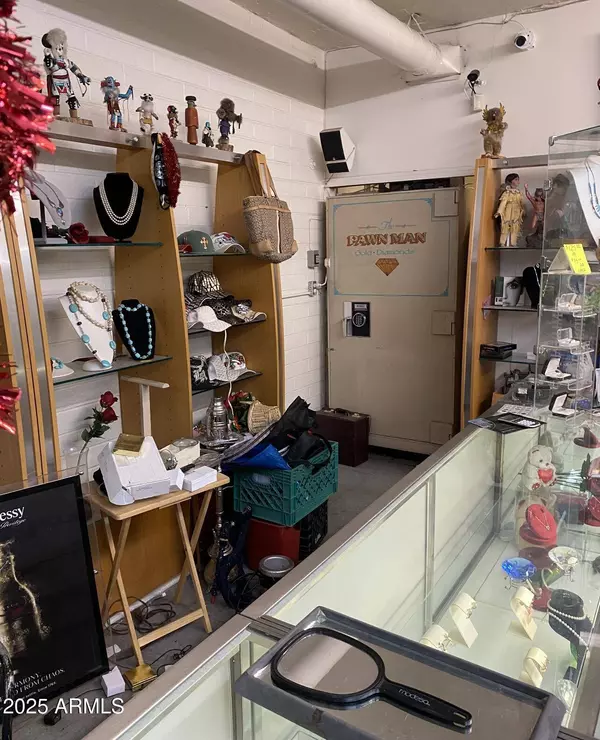 555 N COUNTRY CLUB Drive, Mesa, AZ 85201