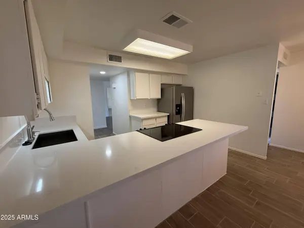 4035 W Country Gables Drive, Phoenix, AZ 85053