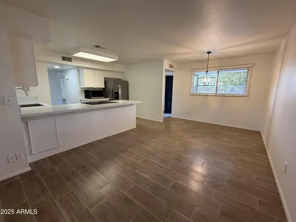 4035 W Country Gables Drive, Phoenix, AZ 85053