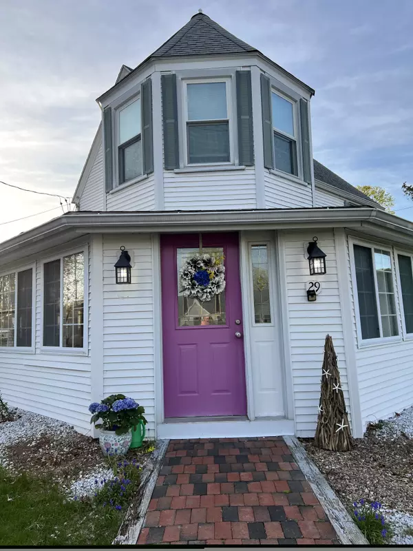29 Prospect Ave, Niantic, CT 06357-3008
