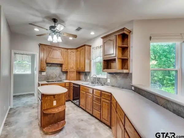 289 Aquamarine Dr, Oak Point, TX 75068-2301