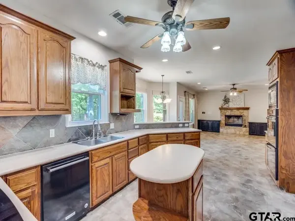 289 Aquamarine Dr, Oak Point, TX 75068-2301
