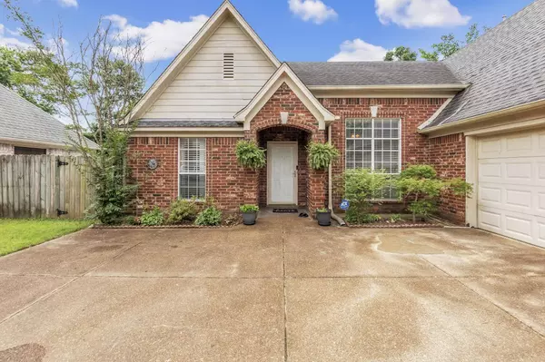 10215 N GREEN MOSS DR, Cordova, TN 38018