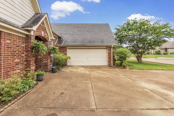 10215 N GREEN MOSS DR, Cordova, TN 38018