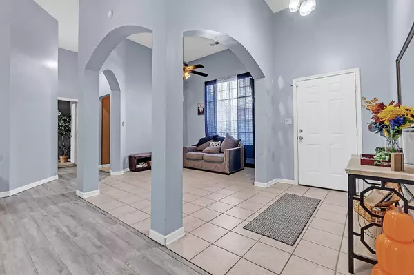 10215 N GREEN MOSS DR, Cordova, TN 38018