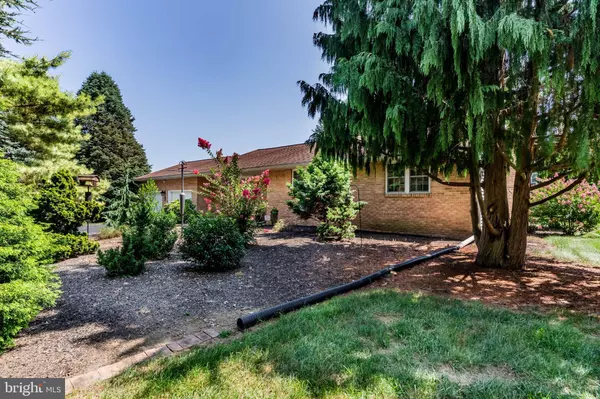 1 CHALFONT CIR, Hummelstown, PA 17036