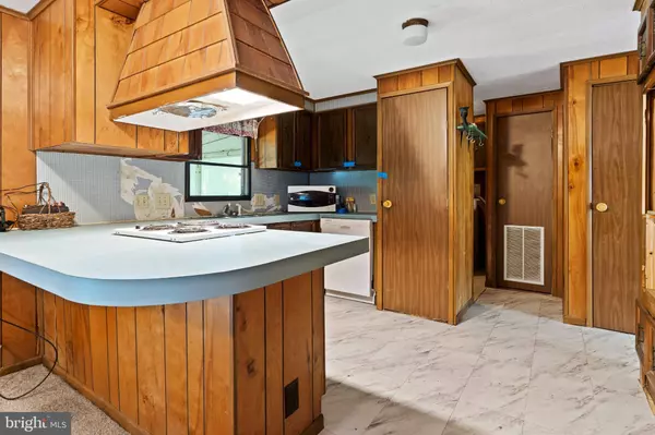 8287 PLEASANT VALLEY RD, Stewartstown, PA 17363