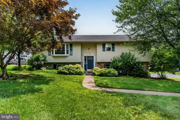 7 DORCHESTER RD, Hummelstown, PA 17036