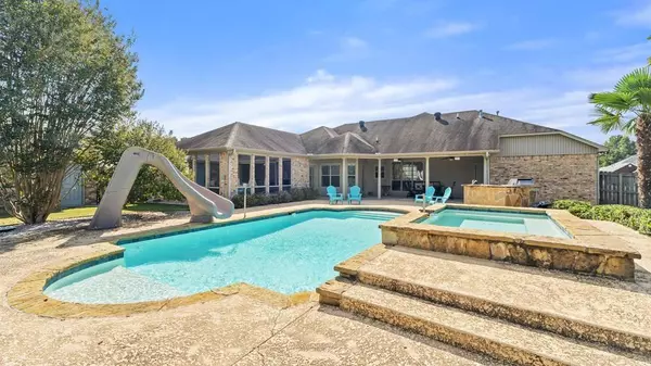 1243 Beaver Lake Dr, Texarkana, TX 75503