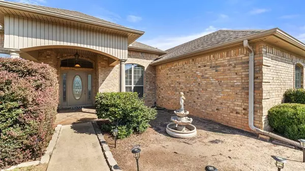 1243 Beaver Lake Dr, Texarkana, TX 75503