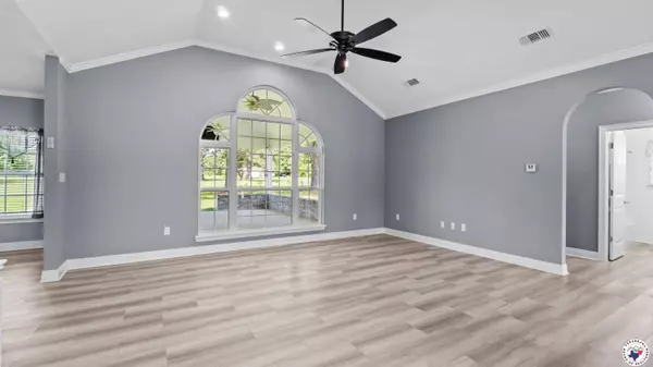 50 Beaver Lake Dr, Texarkana, TX 75501