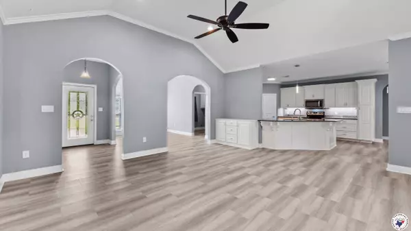 50 Beaver Lake Dr, Texarkana, TX 75501