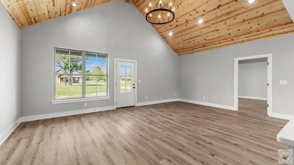 271 Kentucky Cir, Hooks, TX 75561