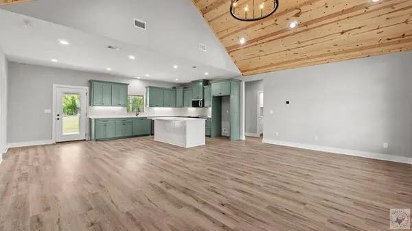 271 Kentucky Cir, Hooks, TX 75561