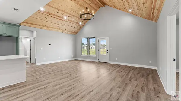 271 Kentucky Cir, Hooks, TX 75561