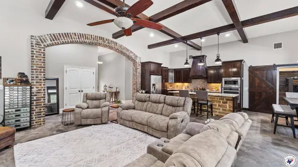 1242 CR 2108, Hooks, TX 75561