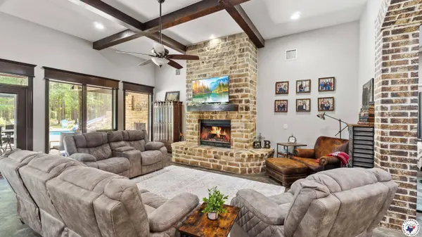 1242 CR 2108, Hooks, TX 75561
