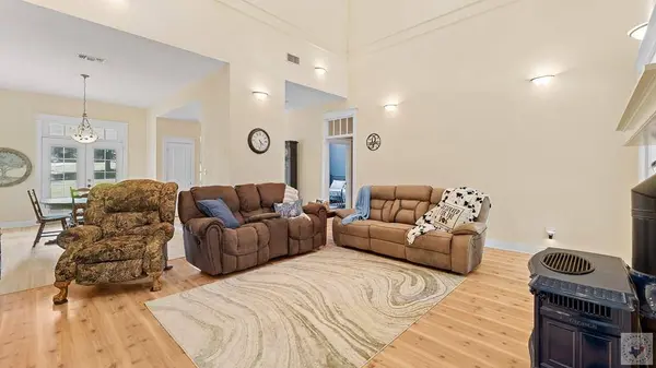 6902 Live Oak Dr, Texarkana, TX 75503