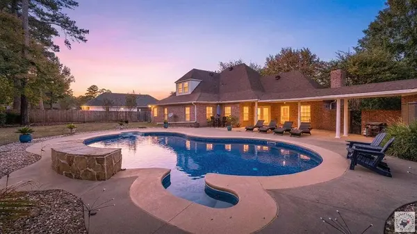5803 Winchester Dr, Texarkana, TX 75503