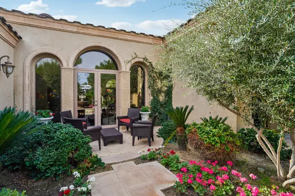 20 Clancy Lane Estates Private Outdoor Seating