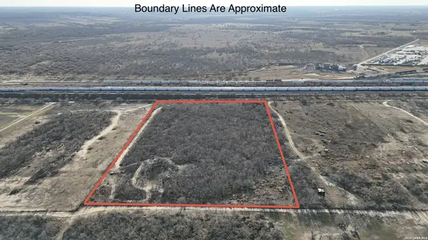 569 Gutierrez Ln, Floresville, TX 78114