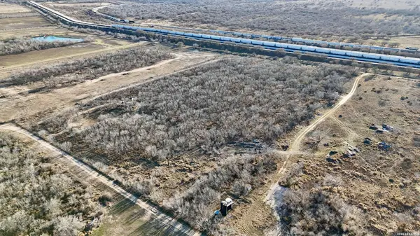 569 Gutierrez Ln, Floresville, TX 78114