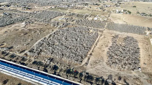 569 Gutierrez Ln, Floresville, TX 78114