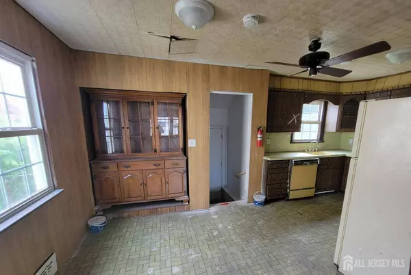 8 Oakwood PL, Carteret, NJ 07008