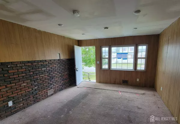 8 Oakwood PL, Carteret, NJ 07008