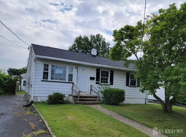 8 Oakwood PL, Carteret, NJ 07008